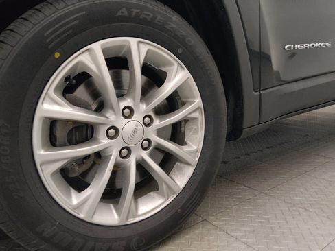 Used 2019 Jeep Cherokee Latitude w/ Popular Appearance Group FWD image 31