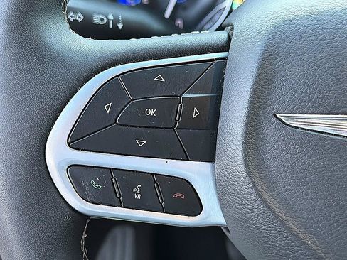 Used 2023 Chrysler Pacifica Touring-L FWD image 16
