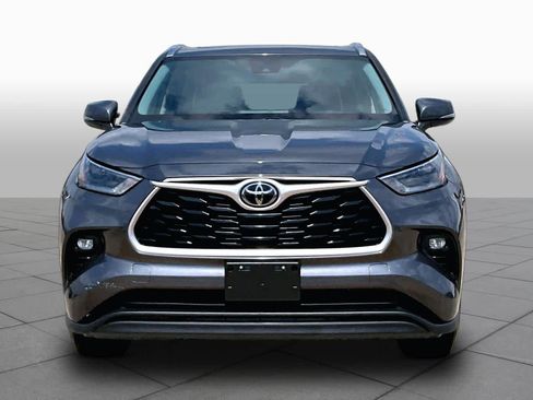 Used 2021 Toyota Highlander XLE AWD/4WD image 4