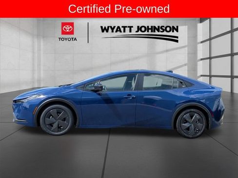 Used 2025 Toyota Prius LE FWD image 2