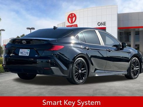 Used 2025 Toyota Camry SE w/ Convenience Package FWD image 5
