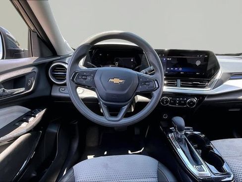 Used 2025 Chevrolet Trax LT FWD image 8