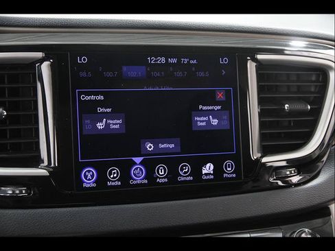 Used 2017 Chrysler Pacifica Touring-L FWD image 11
