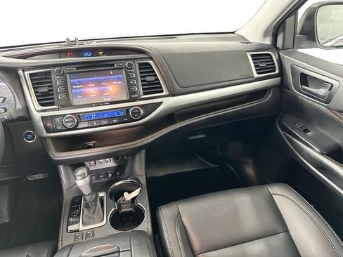 Used 2019 Toyota Highlander XLE AWD/4WD image 24