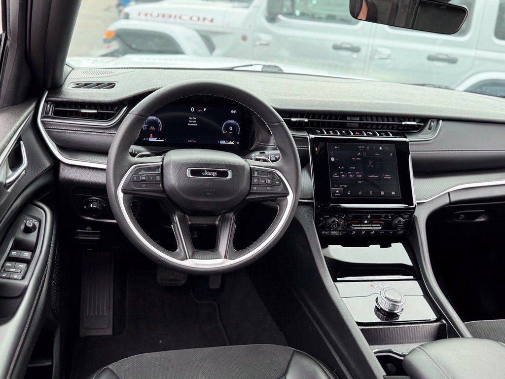 Used 2025 Jeep Grand Cherokee Altitude AWD/4WD image 5