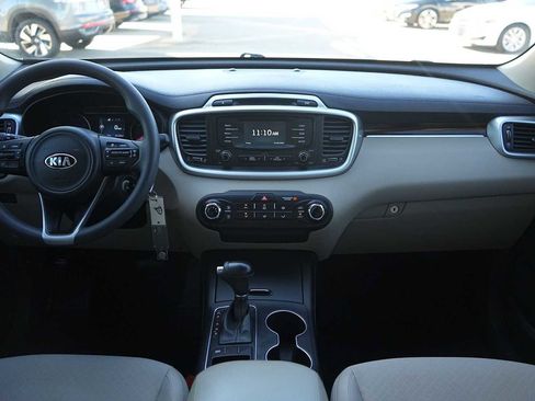 Used 2017 Kia Sorento LX image 10