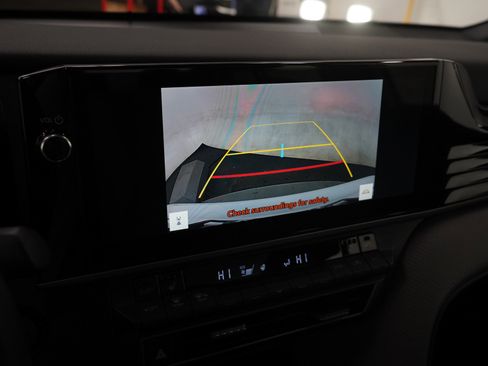 Used 2025 Toyota Camry SE image 19