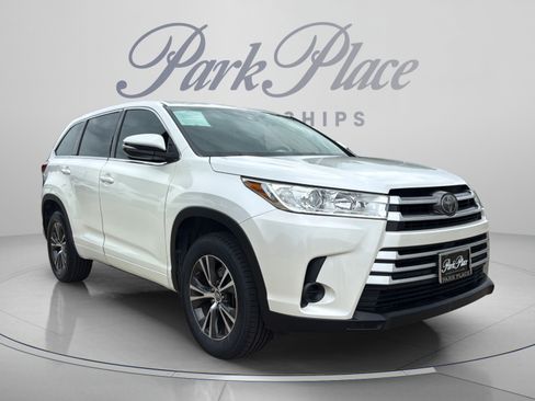 Used 2017 Toyota Highlander LE FWD image 7