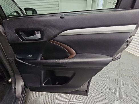 Used 2016 Toyota Highlander XLE FWD image 37