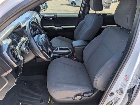 Used 2019 Toyota Tacoma TRD Off-Road w/ Technology Package AWD/4WD image 2