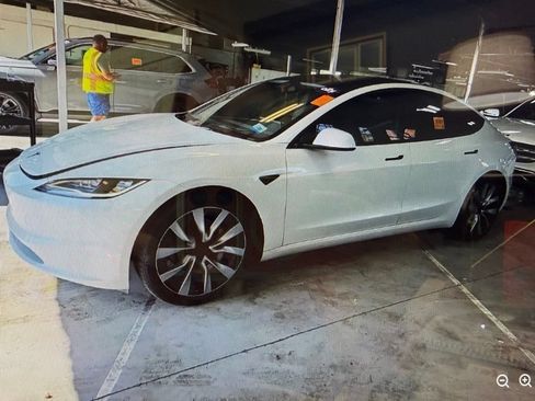 Used 2024 Tesla Model 3 Standard Range RWD image 2