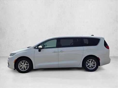 Used 2023 Chrysler Pacifica Touring-L FWD image 9