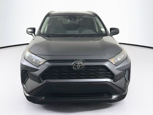 Used 2019 Toyota RAV4 LE FWD image 2
