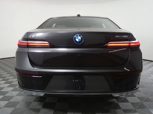 Used 2026 BMW i7 xDrive60 w/ Premium Package RWD image 4