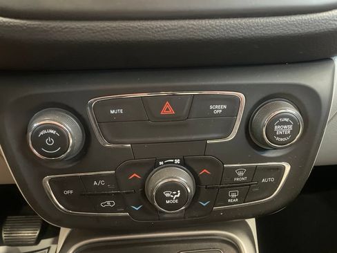 Used 2020 Jeep Compass Latitude w/ Cold Weather Group AWD/4WD image 12
