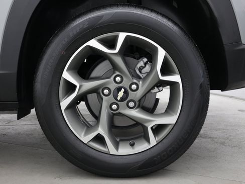Used 2024 Chevrolet Trax LT w/ Sunroof Package FWD image 12
