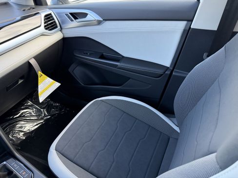 New 2026 Volkswagen Taos SE image 15