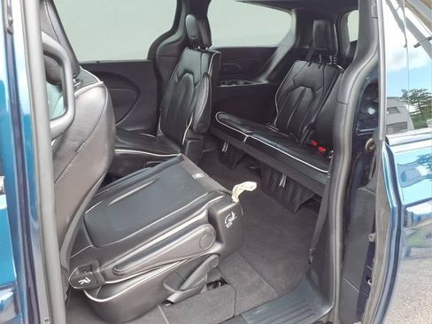Used 2025 Chrysler Pacifica Limited FWD image 14