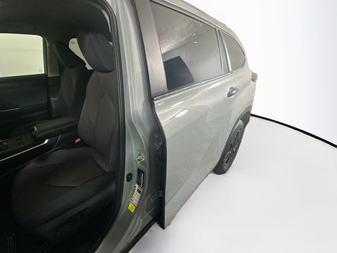Used 2024 Toyota Highlander LE FWD image 12