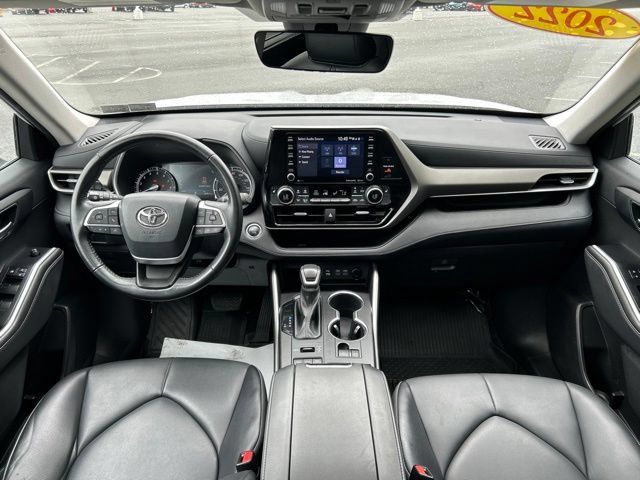 Used 2022 Toyota Highlander XLE AWD/4WD image 45