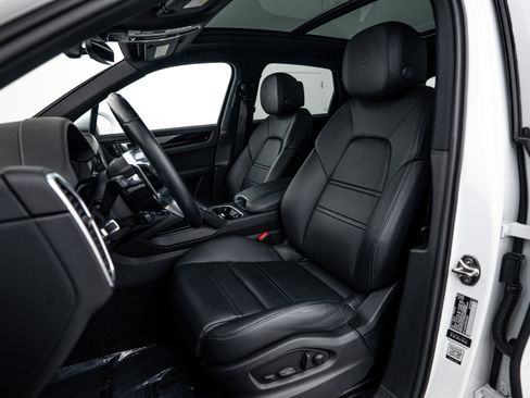 Certified 2023 Porsche Cayenne image 5