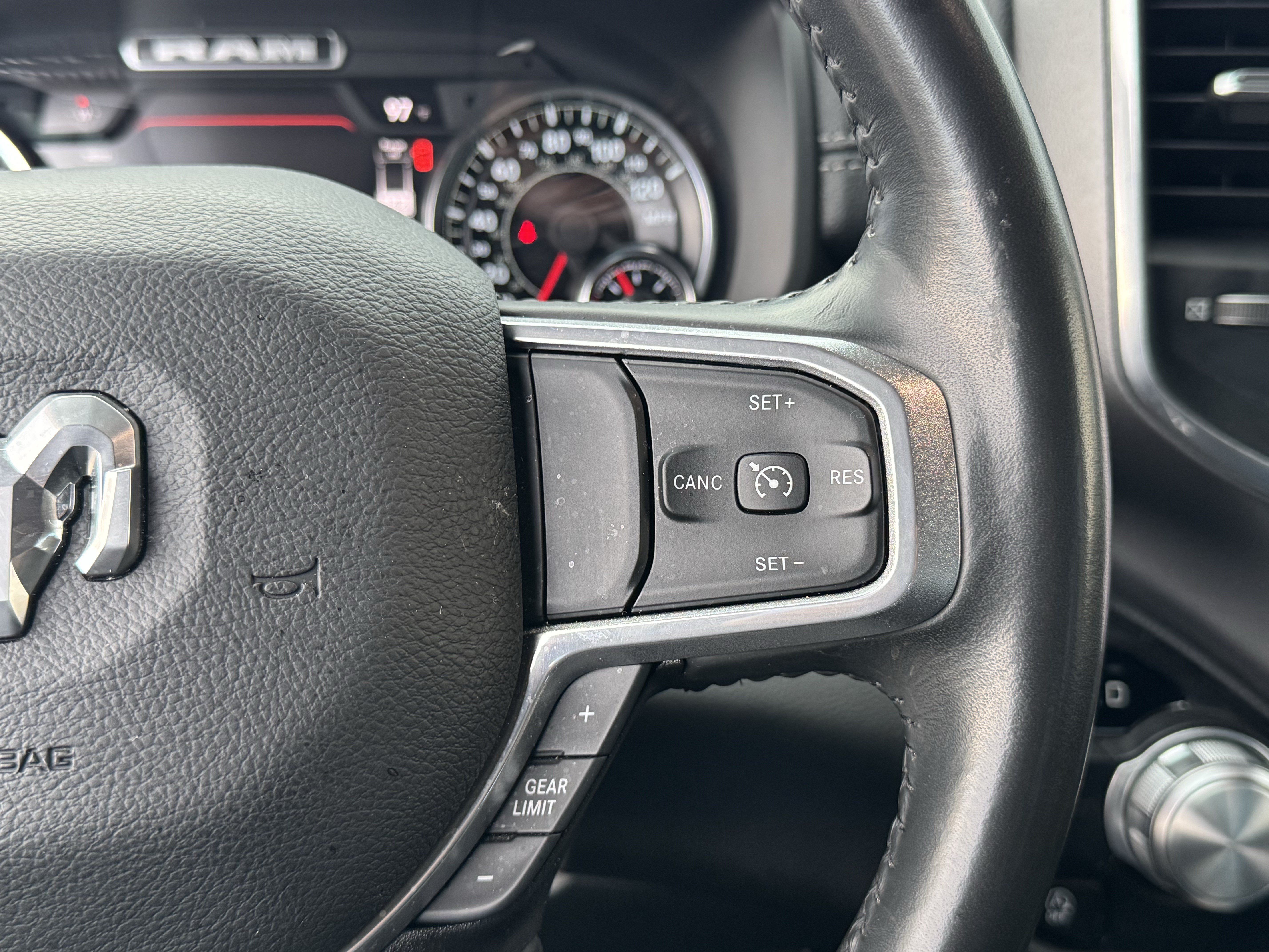 Used 2023 RAM 1500 Laramie RWD image 32