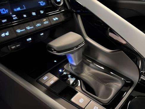 New 2025 Hyundai Elantra Limited image 46