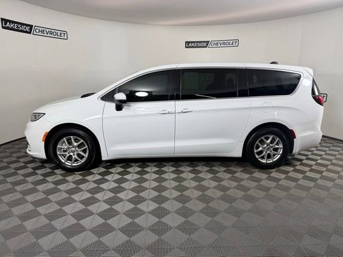 Used 2023 Chrysler Pacifica Touring-L FWD image 3
