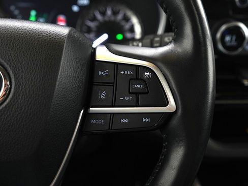 Used 2023 Toyota Highlander XLE image 29