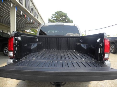 Used 2020 Toyota Tacoma SR5 w/ Technology Package AWD/4WD image 8