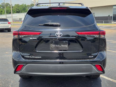 Used 2021 Toyota Highlander XLE FWD image 6