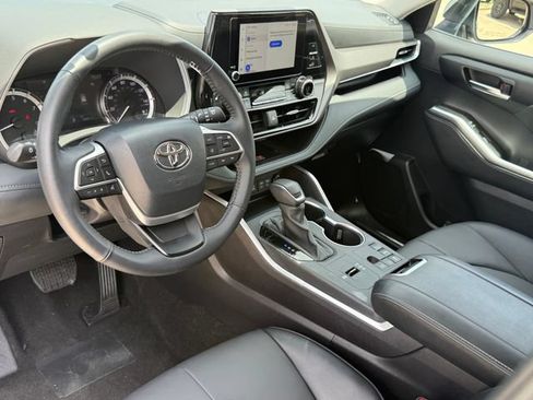 Used 2025 Toyota Highlander XLE FWD image 10