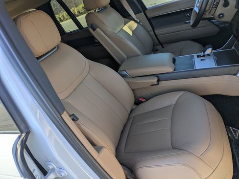 Certified 2025 Land Rover Range Rover SE image 30