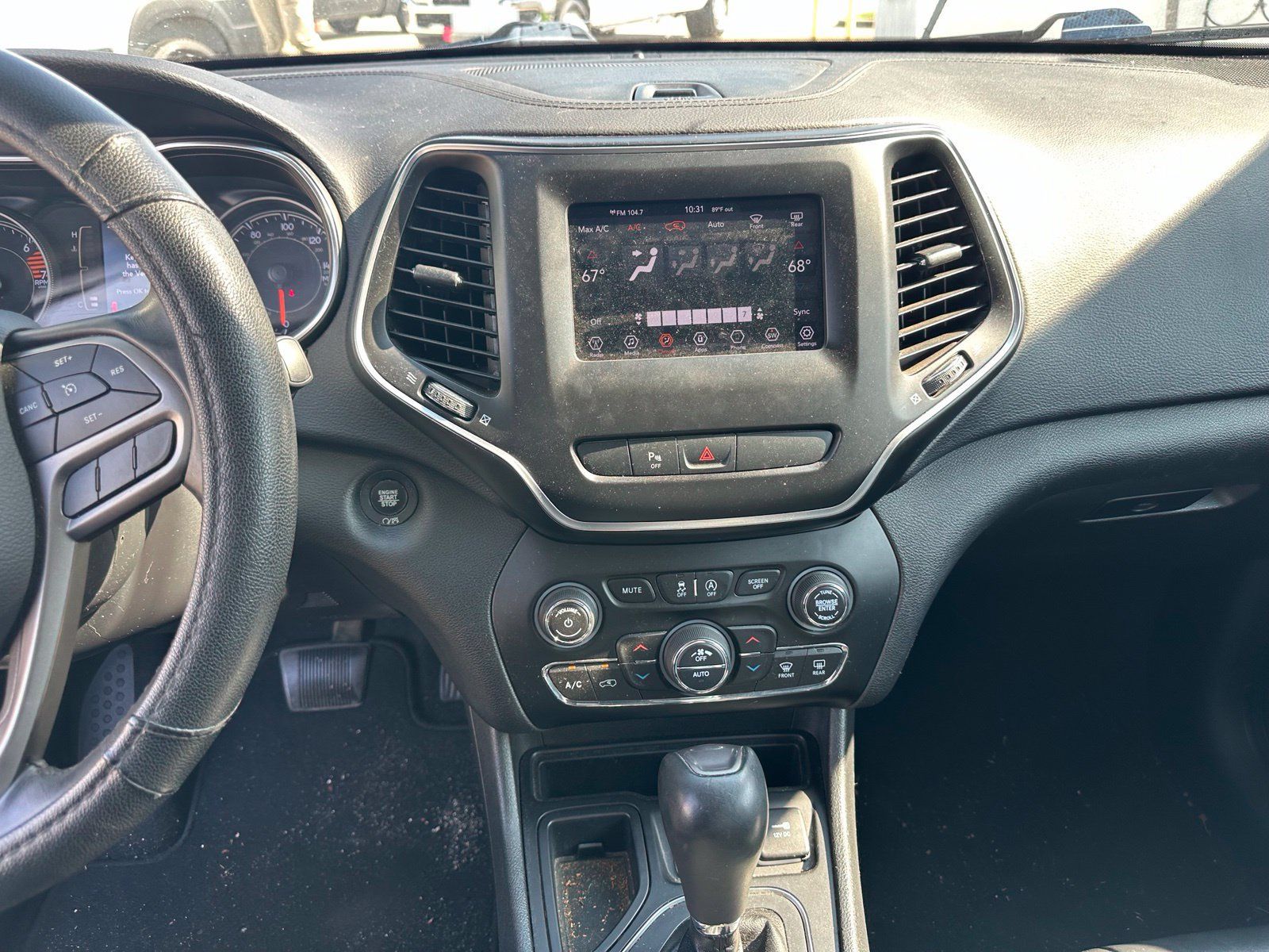 Used 2019 Jeep Cherokee Latitude Plus w/ Comfort/Convenience Group FWD image 10