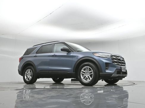 New 2026 Ford Explorer Active RWD image 3
