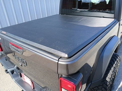 Used 2025 Jeep Gladiator Sport image 6