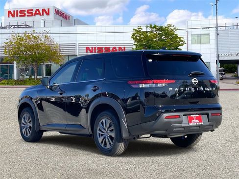 New 2025 Nissan Pathfinder S image 2