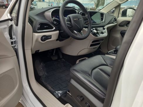 Used 2023 Chrysler Pacifica Touring-L image 10