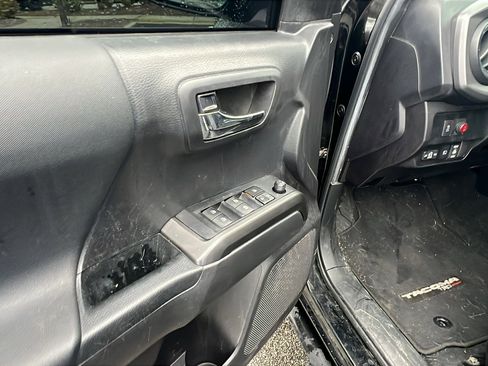 Used 2022 Toyota Tacoma TRD Sport image 15