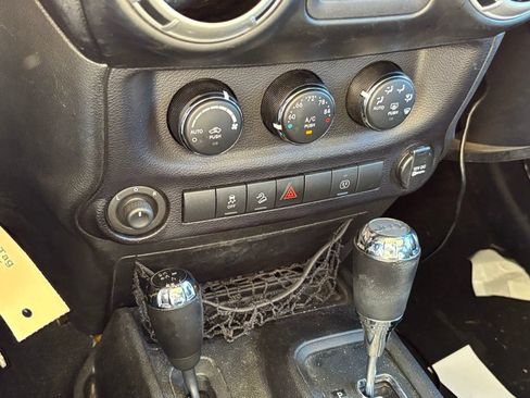 Used 2015 Jeep Wrangler Unlimited Rubicon w/ Connectivity Group image 11