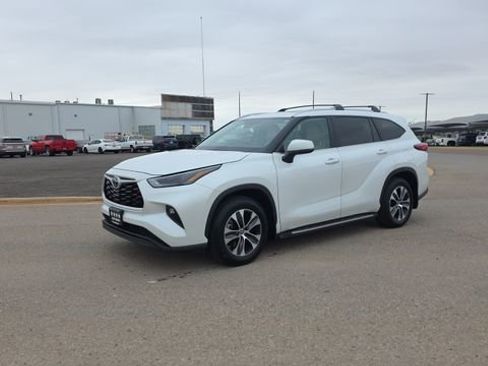 Used 2023 Toyota Highlander XLE AWD/4WD image 2