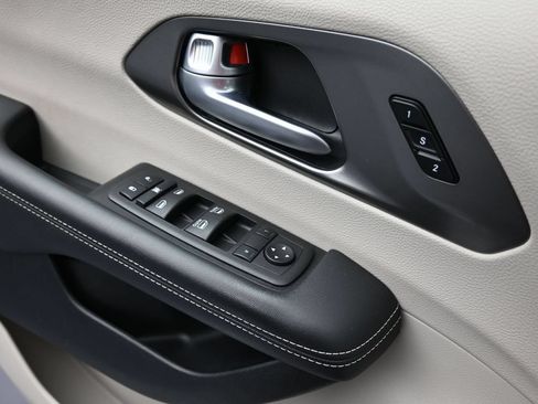 Used 2024 Chrysler Pacifica Touring-L FWD image 15