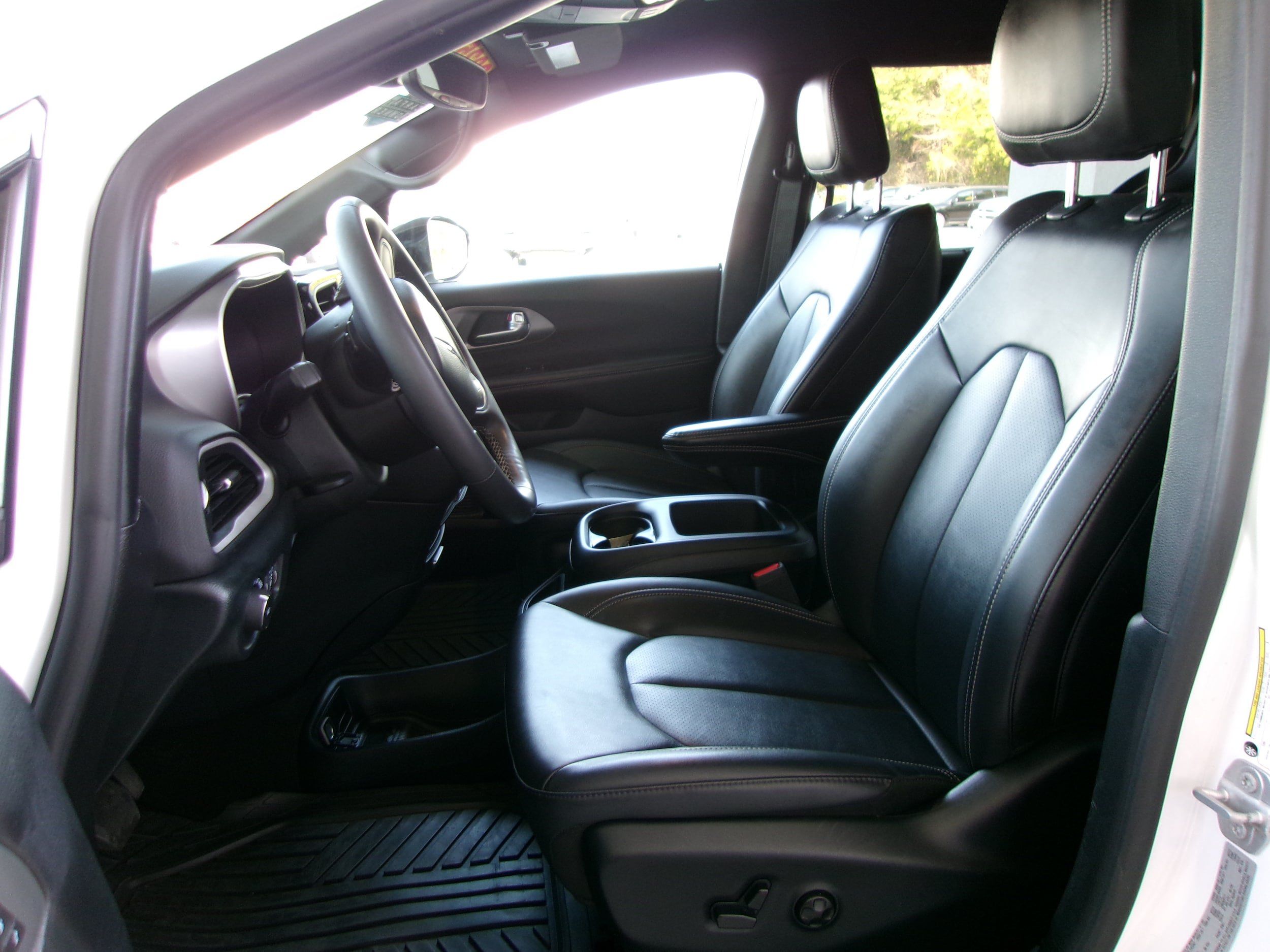 Used 2025 Chrysler Pacifica Select FWD image 13