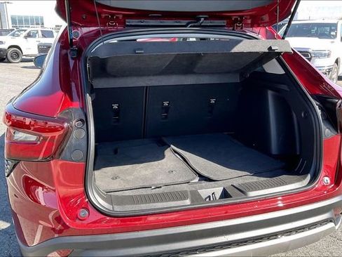 Used 2025 Chevrolet Trax LT w/ LT Convenience Package FWD image 34