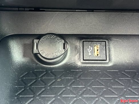 Certified 2025 Toyota RAV4 XLE FWD image 27