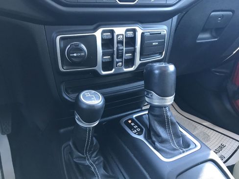 Used 2018 Jeep Wrangler Unlimited Sahara image 28