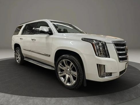 Used 2016 Cadillac Escalade Luxury AWD/4WD image 2