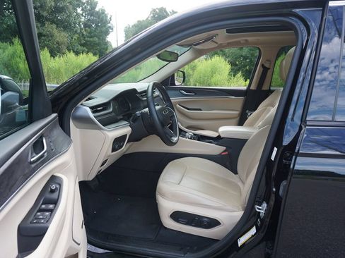 Used 2022 Jeep Grand Cherokee Limited AWD/4WD image 2