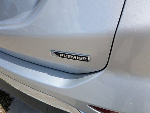 Used 2018 Chevrolet Equinox Premier FWD image 13