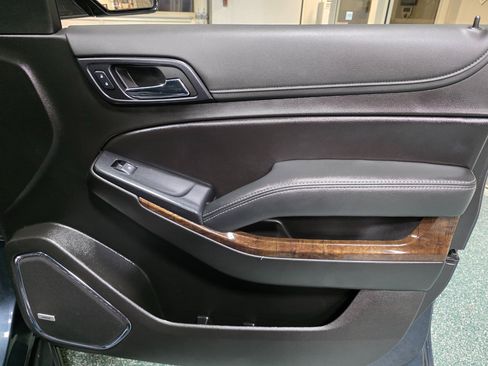 Used 2019 Chevrolet Tahoe LT w/ RST Edition image 31
